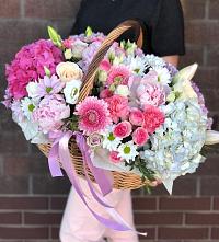Композиция солнечный день в Больших Ключах Цветочная композиция из Розы, Хризантемы, Пионы и Лизиантусы в корзине в Больших Ключах