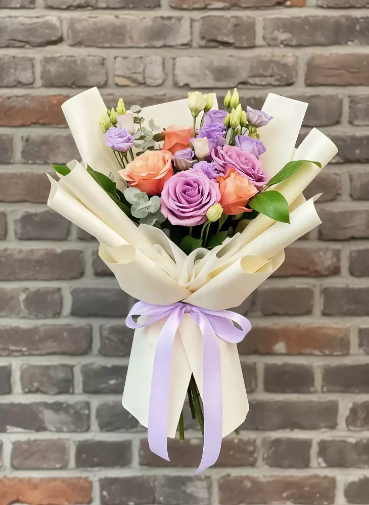 Букет цветов из: Лизиантусы и Розы в Больших Ключах