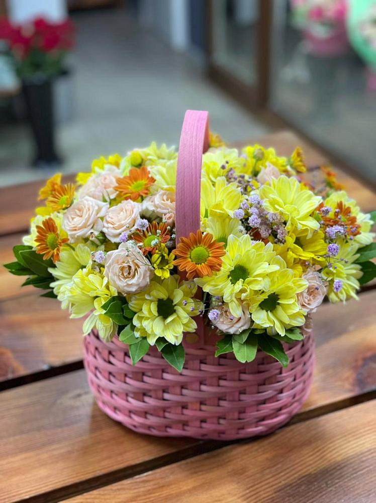 Цветочная композиция из Хризантемы и Розы в корзине в Больших Ключах