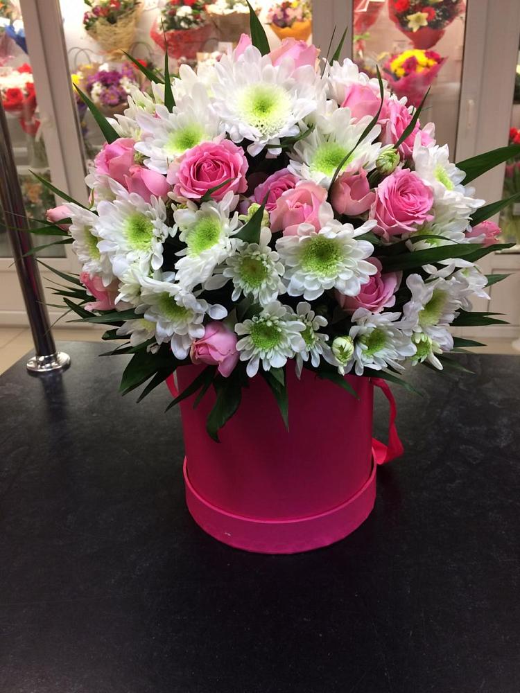 Цветочная композиция из Розы и Хризантемы в шляпной коробке в Больших Ключах