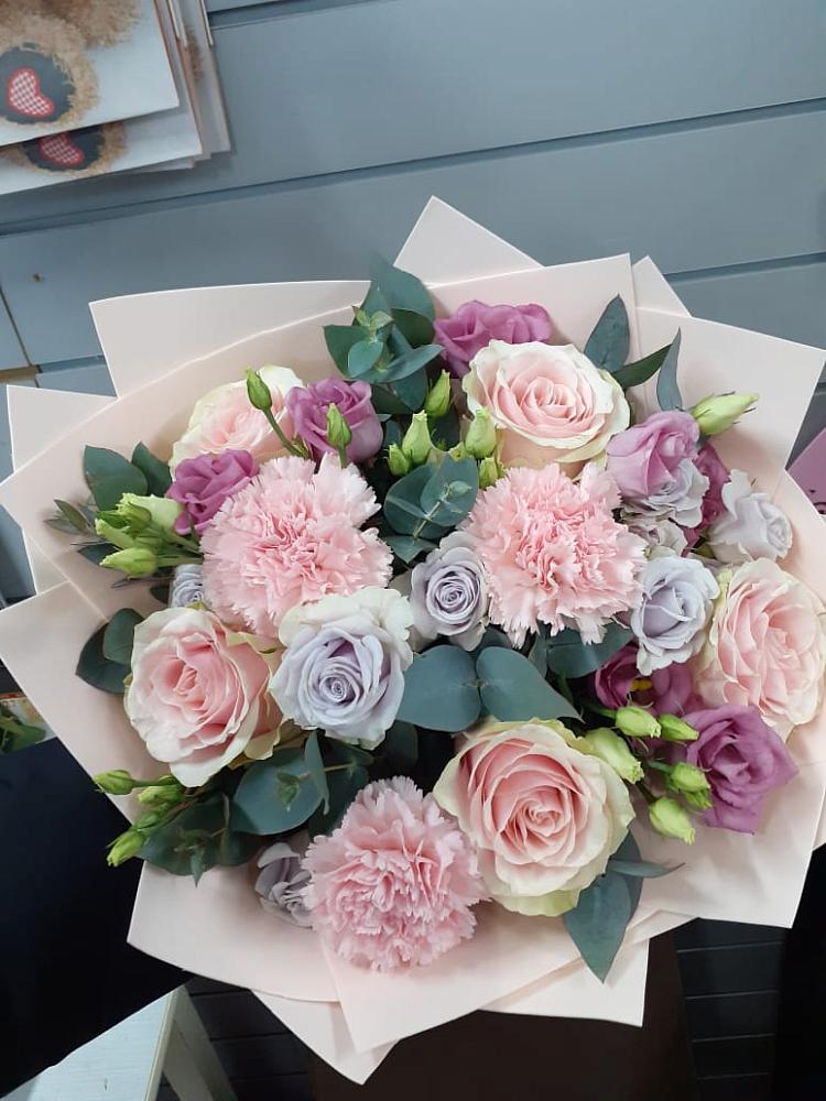 Букет цветов из: Розы, Гвоздики и Лизиантусы в Больших Ключах