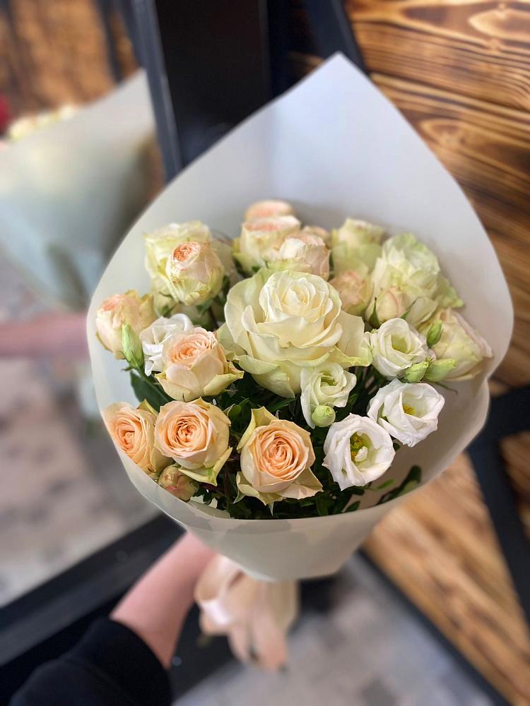 Букет цветов из: Розы и Лизиантусы в Больших Ключах